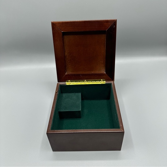 Vintage The Bombay Company Wooden Music Box 1996 Canada flag Brown - Picture 9 of 13